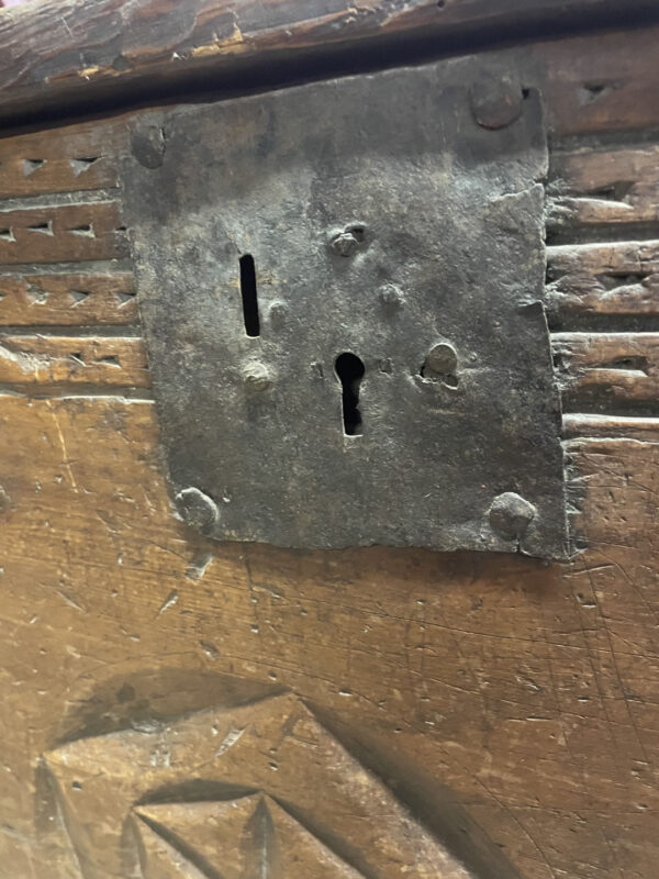 Cassapanca con intagli a rosoni Secolo XVII - immagine 2