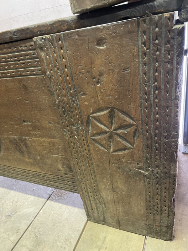 Cassapanca con intagli a rosoni Secolo XVII - immagine 5