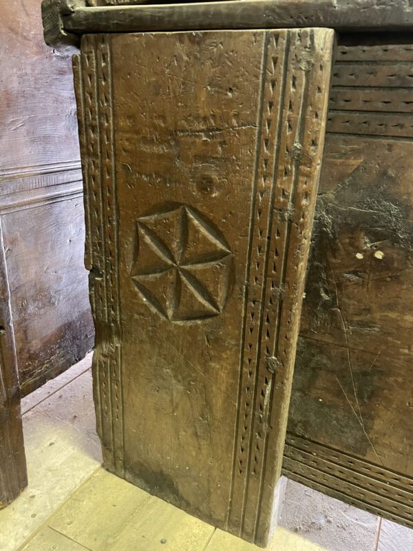 Cassapanca con intagli a rosoni Secolo XVII - immagine 4