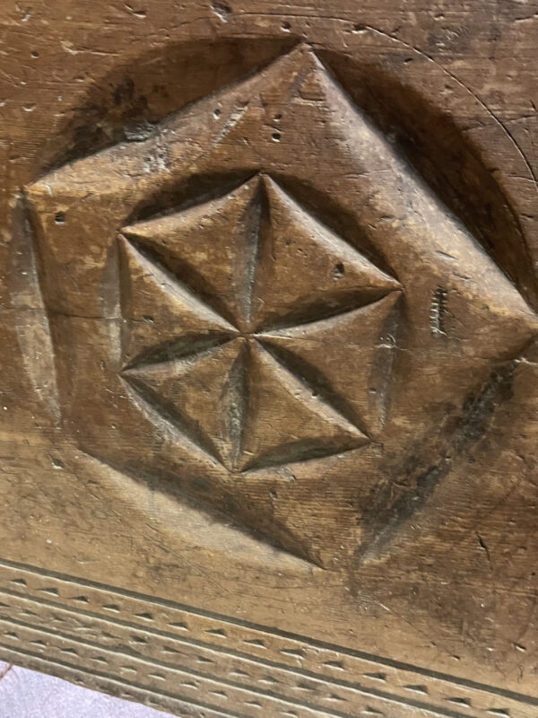 Cassapanca con intagli a rosoni Secolo XVII - immagine 3